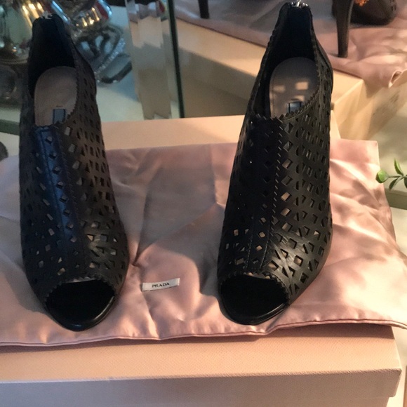 BEAUTIFUL PRADA CUT OUT BOOTIES. - Picture 6 of 8